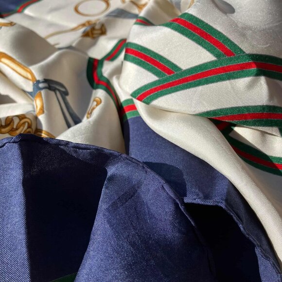 Vintage GUCCI Navy Blue Gold Classic Logo Scarf Square Silk Carre 35" 90 cm - Picture 6 of 9